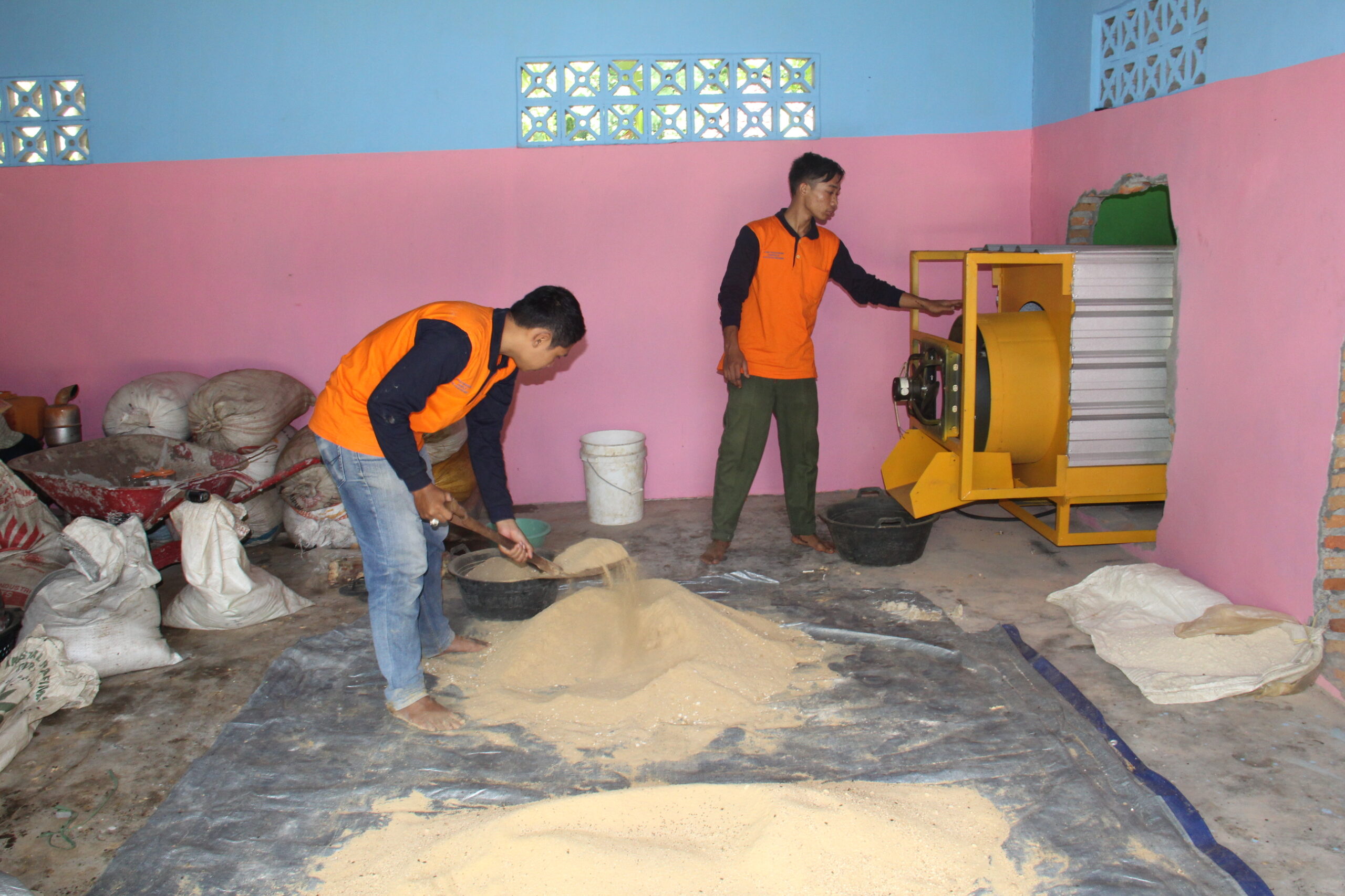 Bertahan di Tengah Wabah Covid-19 dengan Pakan Ikan Mandiri